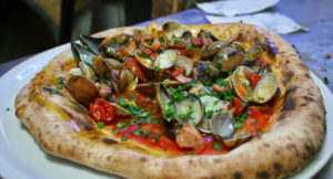 Napoli, pizza ai frutti di mare